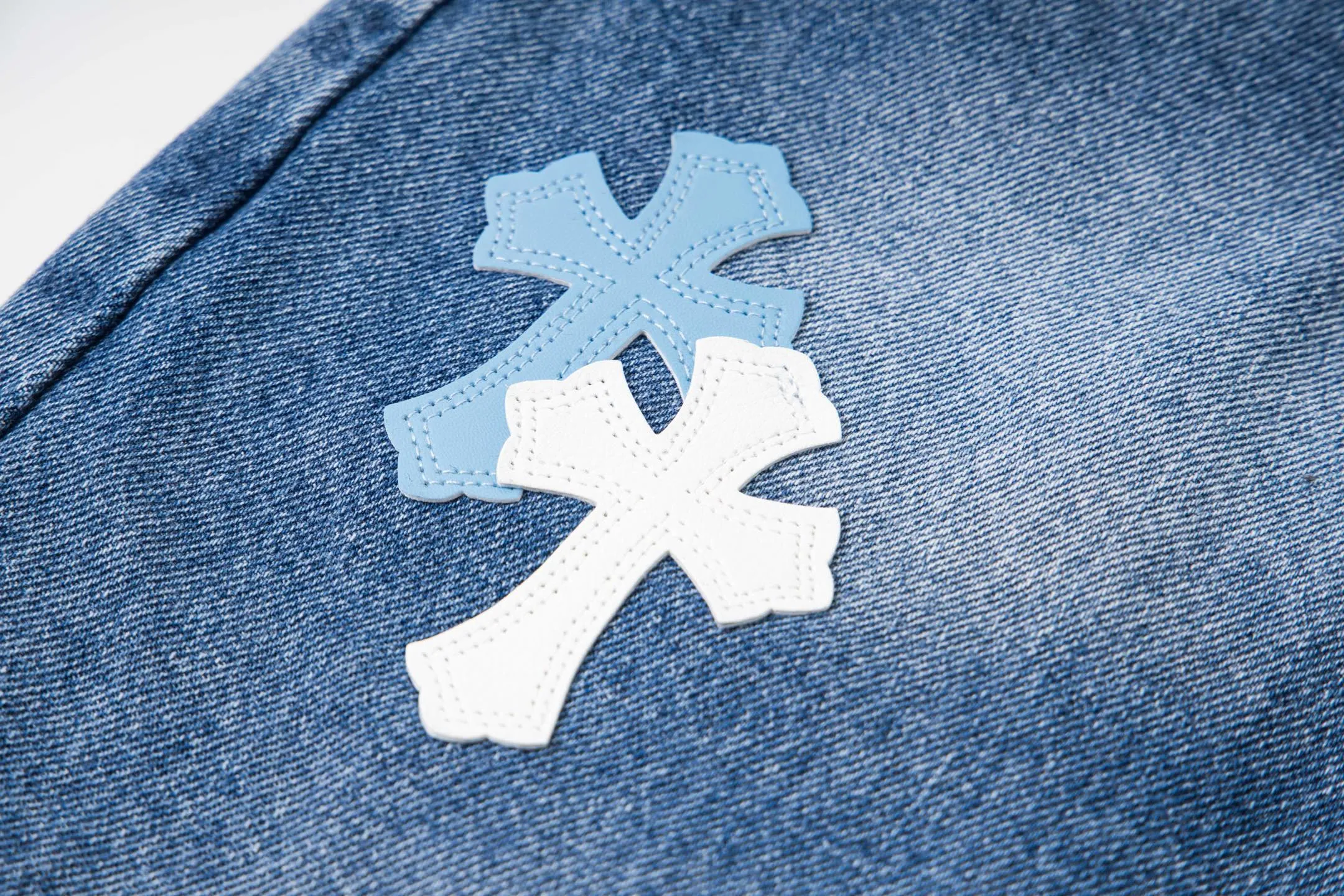 P260 Chrome Hearts light blue pants, Sanskrit blue and white patchwork leather jeans. CH jeans need to be washed and then disassembled and hand-stitched with sheepskin cross leather and then spliced ​​together. The whole piece has too many craftsmanship to explain. The patchwork cross pattern is embellished, and the high-waisted washed jeans! ! Absolutely high-end luxury products, god-level single products and super popular products, made with top heavy industry, a must-see magic weapon. Customized hardware. The fabric is thick and soft after washing. It has good breathability. Customized small leather label. Unique design. The details are simple and elegant, and the workmanship is exquisite. The entire trousers are neatly routed and the details are in place! It’s so cool that both men and women can easily control the genderless trend! Style number: 1805# Color: blue Size: 28 30 32 34